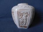 Fraaie zeskantige vaas oosterse karakters Mobach h. 16 cm. 2, Antiek en Kunst, Antiek | Keramiek en Aardewerk, Ophalen of Verzenden