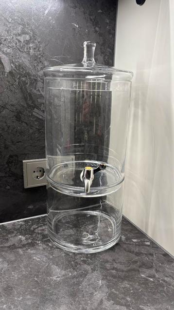 Glazen drankdispenser met tapkraan beschikbaar voor biedingen