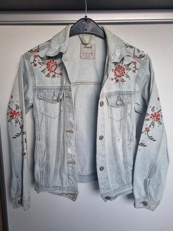 Spijkerjasje met bloemen (maat 32) beschikbaar voor biedingen