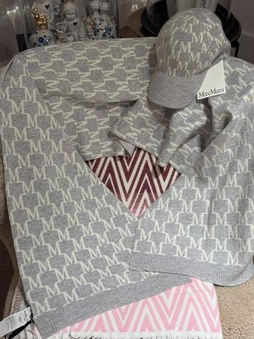 Max Mara Cashmere Monogram shawl en bijpassende pet beschikbaar voor biedingen