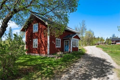Zweedse gård met 3 grote schuren en 1 ha grond te koop, Huizen en Kamers, Buitenland, Overig Europa, Woonhuis, Landelijk, Verkoop zonder makelaar