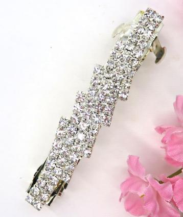Zilverkleur met strass stenen haar patentspeld. beschikbaar voor biedingen