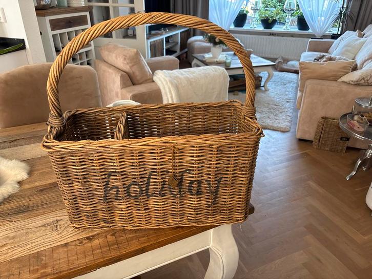 Rieten Mand 'Holiday' - Krantenmand van riviera maison, Huis en Inrichting, Woonaccessoires | Schalen en Manden, Gebruikt, Mand