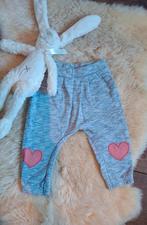 Hema - Leuke broek met hartjes op de knie - Maat 74, Kinderen en Baby's, Babykleding | Maat 74, Ophalen of Verzenden, Meisje, Broekje