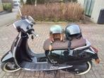 Stijlvolle Zwarte Scooter met Bruin Zadel - Inclusief Helmen, Fietsen en Brommers, Snorfietsen en Snorscooters, Ophalen of Verzenden