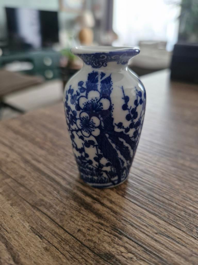 Japans porseleinen mini vaasje, Antiek en Kunst, Antiek | Vazen, Ophalen of Verzenden