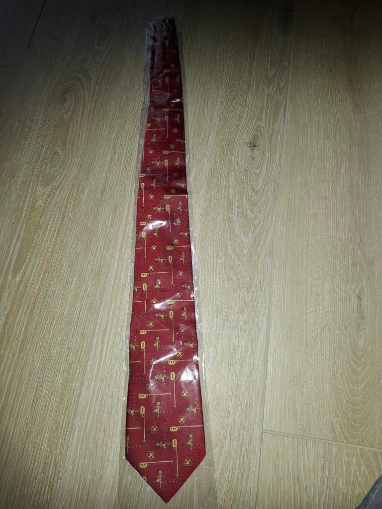 Nieuw. Donkerrode "spoor" stropdas., Ophalen of Verzenden, Nieuw, Blauw