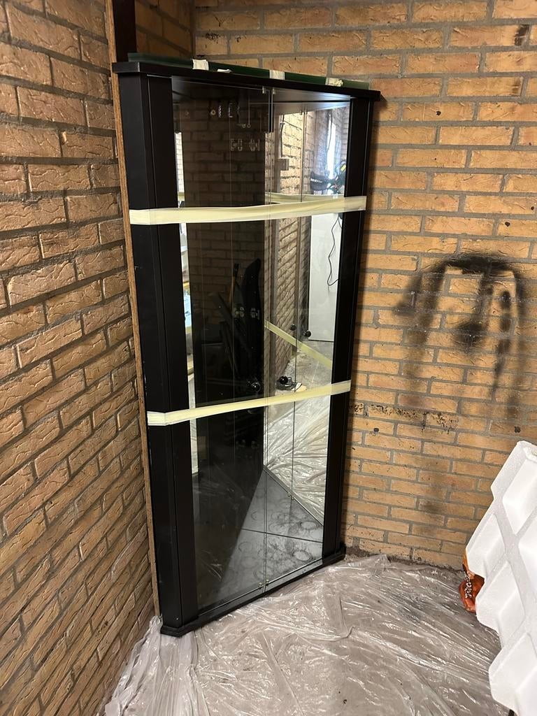 Hoekkast met glazen planken en spiegelwand, voor verlichting, Huis en Inrichting, Kasten | Vitrinekasten, Gebruikt, 150 tot 200 cm