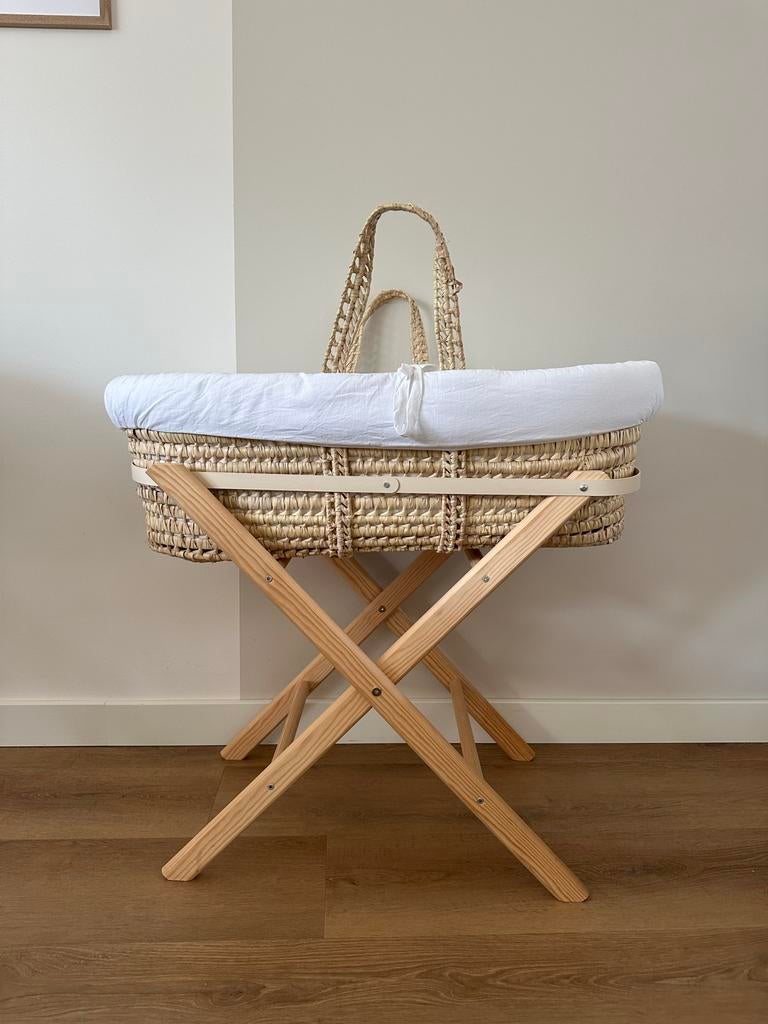 Rotan mozes wieg met standaard voor 85 euro!, Kinderen en Baby's, Babywiegjes en Ledikanten, Ophalen, Zo goed als nieuw, Wieg