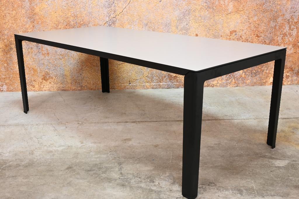 ZGANieuw fraaie Leolux Kalia design eetkamertafel, Huis en Inrichting, Leolux, Leolux, 200 cm of meer, Zo goed als nieuw