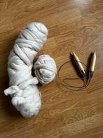Merinowol beige met ronde houten breipennen (25mm), Ophalen of Verzenden, Zo goed als nieuw, Breien, Wol of Garen