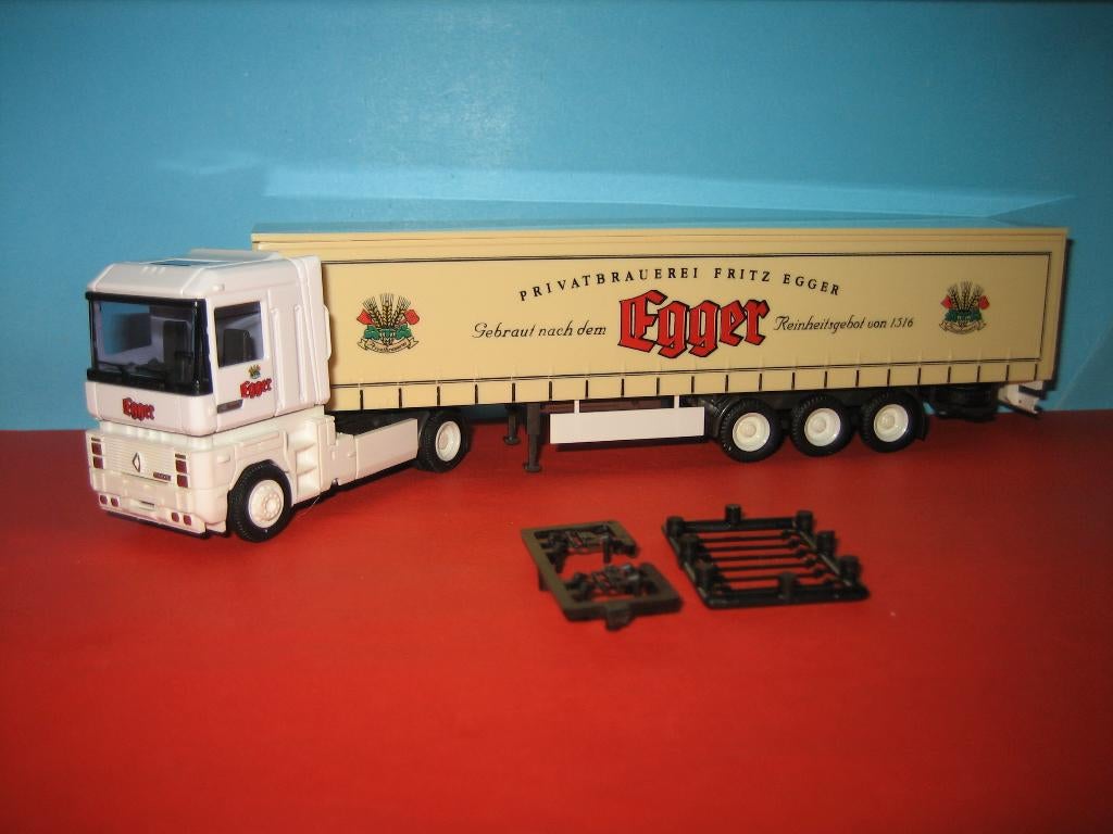 Egger - Bier   RENAULT met oplegger  AWM, Ophalen of Verzenden, Zo goed als nieuw, Bus of Vrachtwagen, AWM
