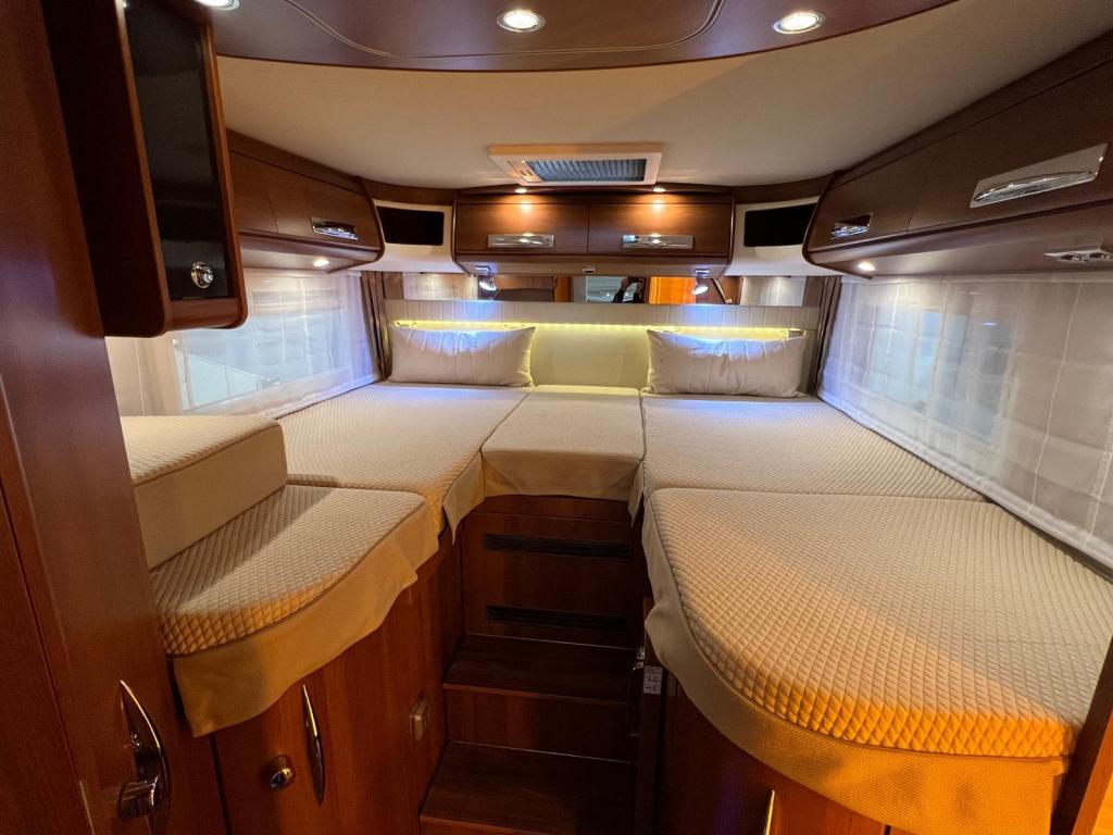 Carthago Chic E-line Linerclass 50 ENKELE BEDDEN , bomvol, Caravans en Kamperen, Campers, Afzuigkap, Fiat, Bedrijf, Diesel