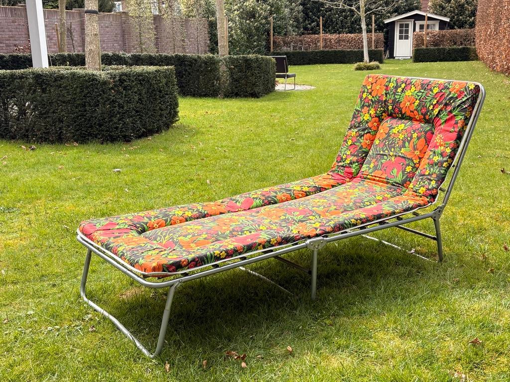 Vintage jaren '70 ligbed met bloemenprint - Zeer goede staat, Tuin en Terras, Ophalen of Verzenden, Zo goed als nieuw, Metaal