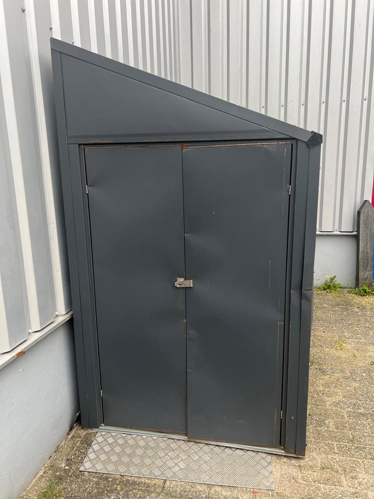 Gebruikt metalen gereedschapsschuur, Tuin en Terras, Bergingen en Tuinkasten, Ophalen of Verzenden, Zo goed als nieuw, Metaal