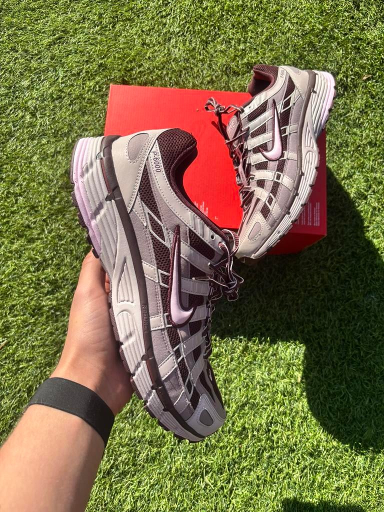 Nike p6000 burgundy crush - maat 45,5  - nieuw, Kleding | Heren, J, Bruin, Nieuw, Ophalen of Verzenden