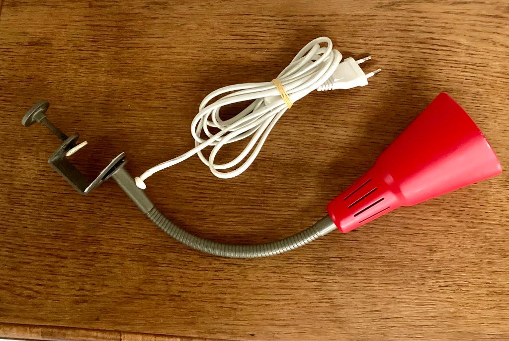 Klemspot Ikea Kvart rood V0401 vintage uit Zweden, jaren 90, Huis en Inrichting, Lampen | Tafellampen, Ophalen of Verzenden, Zo goed als nieuw
