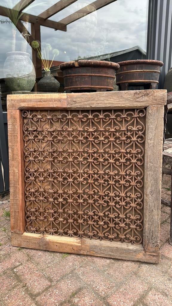 Oud raamkozijn met rooster uit India, Ophalen