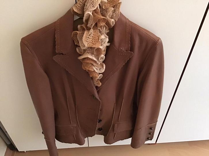 Dames Leren Jas. € 23,00, Kleding | Dames, Jasjes, Kostuums en Pakken, Zo goed als nieuw, Jasje, Maat 38/40 (M), Bruin, Ophalen of Verzenden