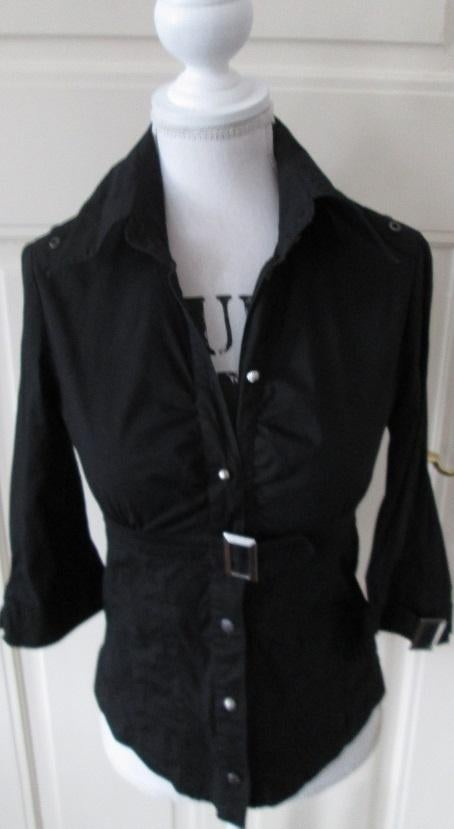 Zwarte blouse met gesp., Kleding | Dames, Ophalen of Verzenden, Nieuw, Maat 34 (XS) of kleiner, Zwart