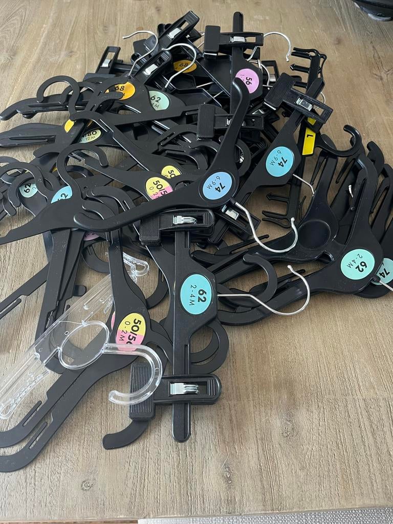 Grote partij kledinghangers voor baby/kinderkleding, Ophalen, Gebruikt, Kunststof, Kinderen