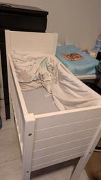 Wieg / Ledikant met matras, bedbumper, & 3 matrashoezen, Ophalen, Gebruikt, Minder dan 140 cm, Matras