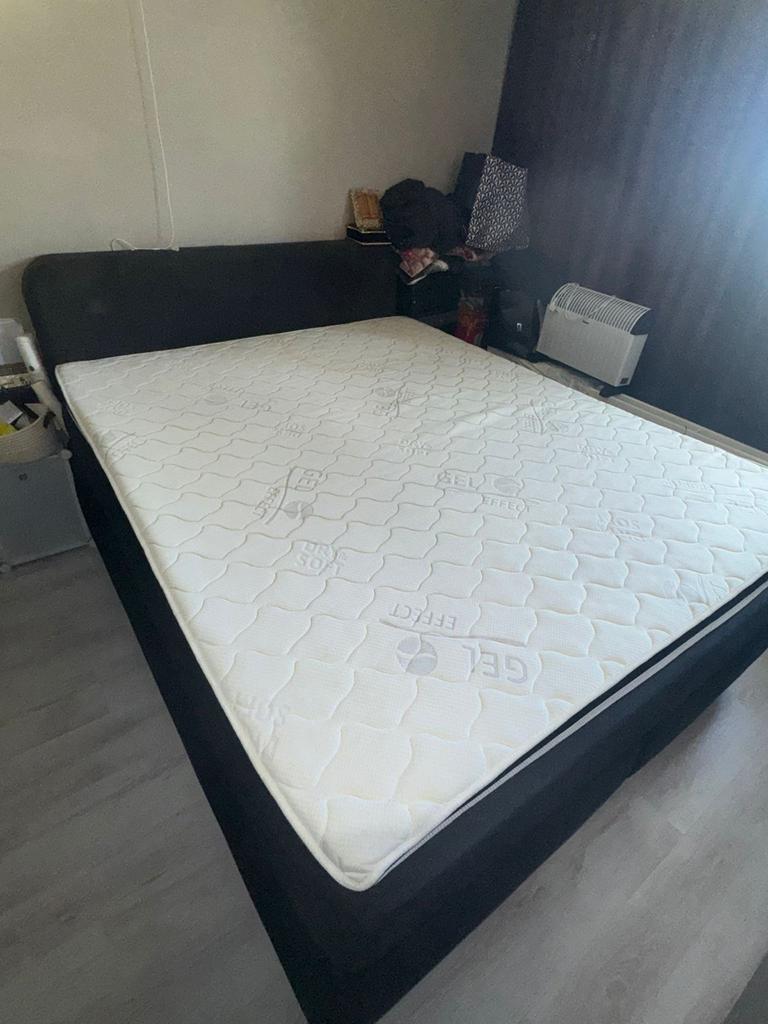 Tweepersoons bed met topper - Zo goed als nieuw, Huis en Inrichting, Slaapkamer | Bedden, Ophalen, Zwart, Tweepersoons, Zo goed als nieuw