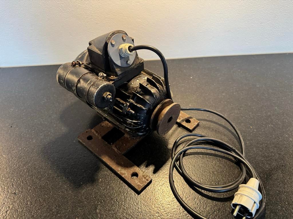 Elektromotor 220V met schakelaar en stekker - Goed werkend, Doe-het-zelf en Verbouw, Motoren, Ophalen of Verzenden, Gebruikt, Elektromotor