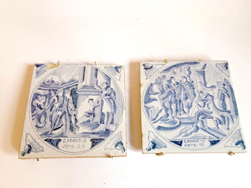 Twee tegels ‘Delfts Blauw’ Exodus 9:10 & Exodus 8:24, Antiek en Kunst, Ophalen of Verzenden