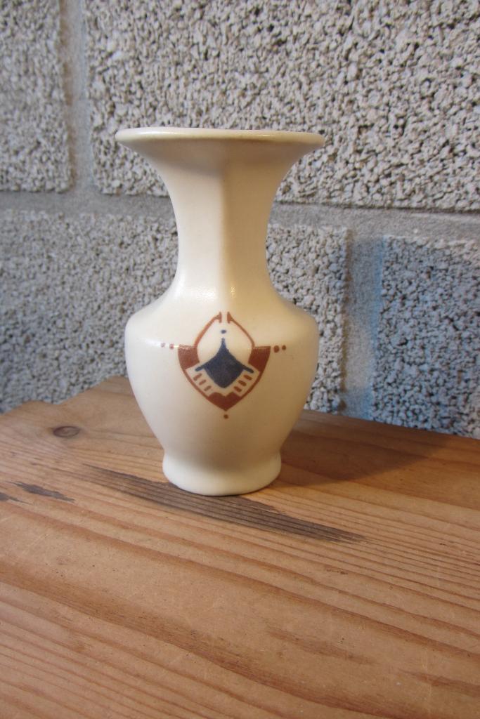 Vaasje (plateel) van De Distel, Amsterdam, Antiek en Kunst, Antiek | Keramiek en Aardewerk, Ophalen of Verzenden