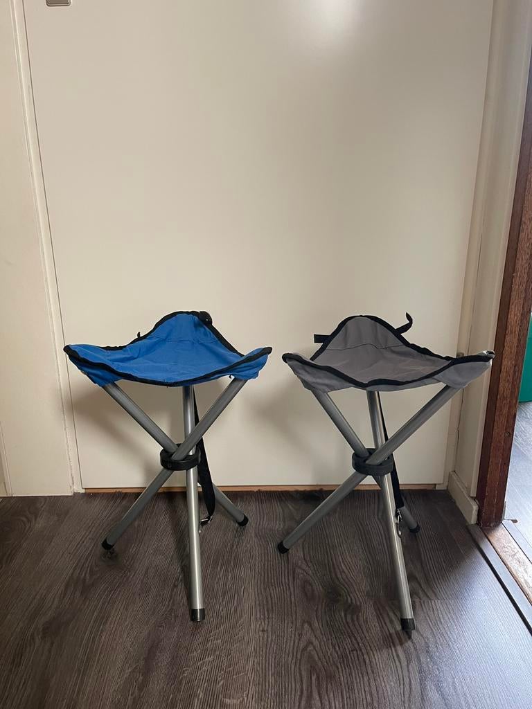 Driepoot opvouwbare zitkrukjes z.g.a.n. 2 stuks, Caravans en Kamperen, Ophalen, Zo goed als nieuw, Campingstoel