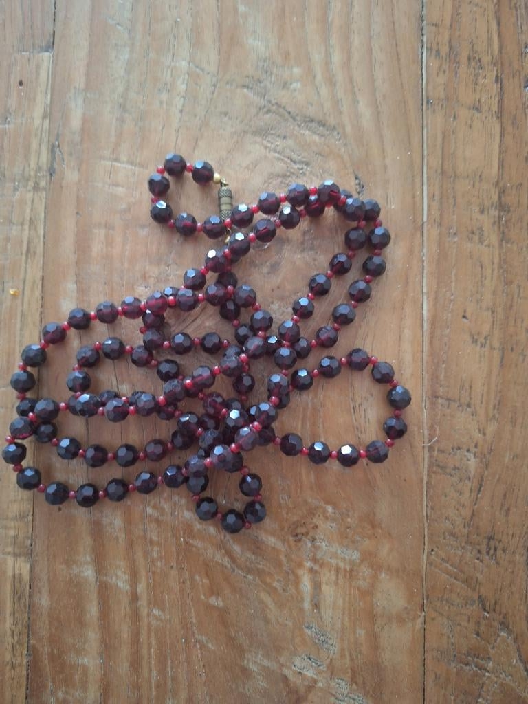 Vintage ketting met facetgeslepen donkerrode kralen, Sieraden, Tassen en Uiterlijk, Met kristal, Overige materialen, Gebruikt