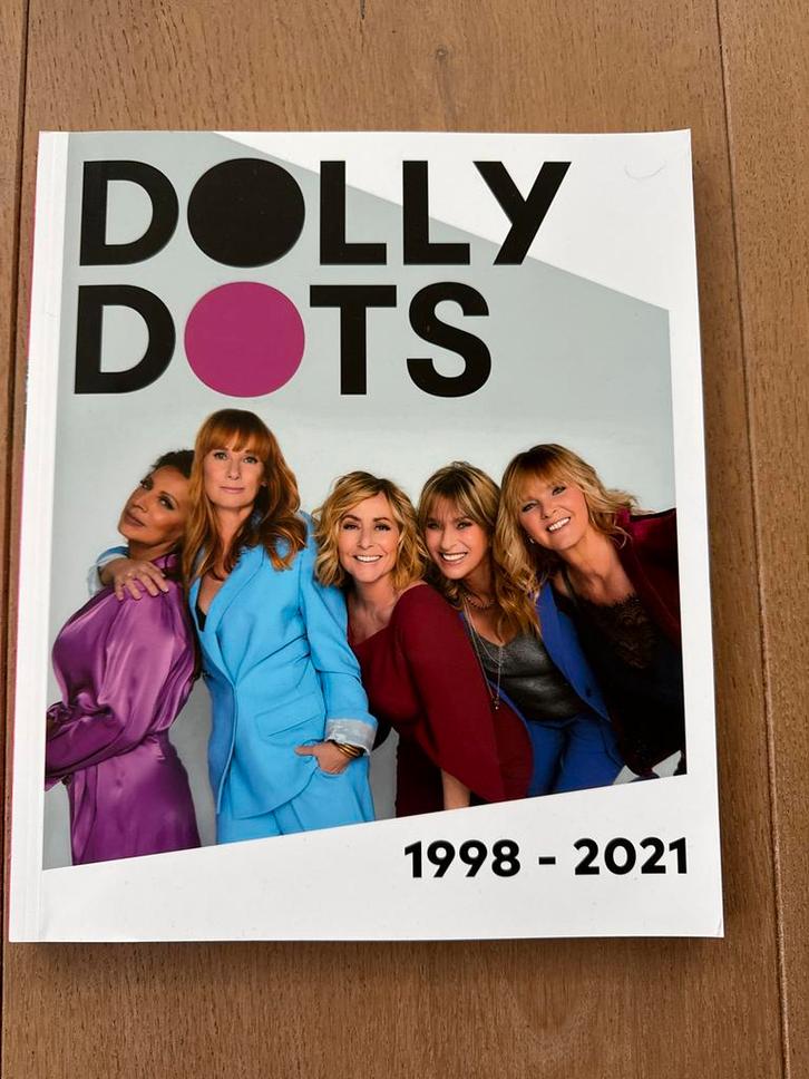 Dolly Dots Boek 1998-2021 Gesigneerd, Boeken, Muziek, Zo goed als nieuw, Artiest, Ophalen of Verzenden