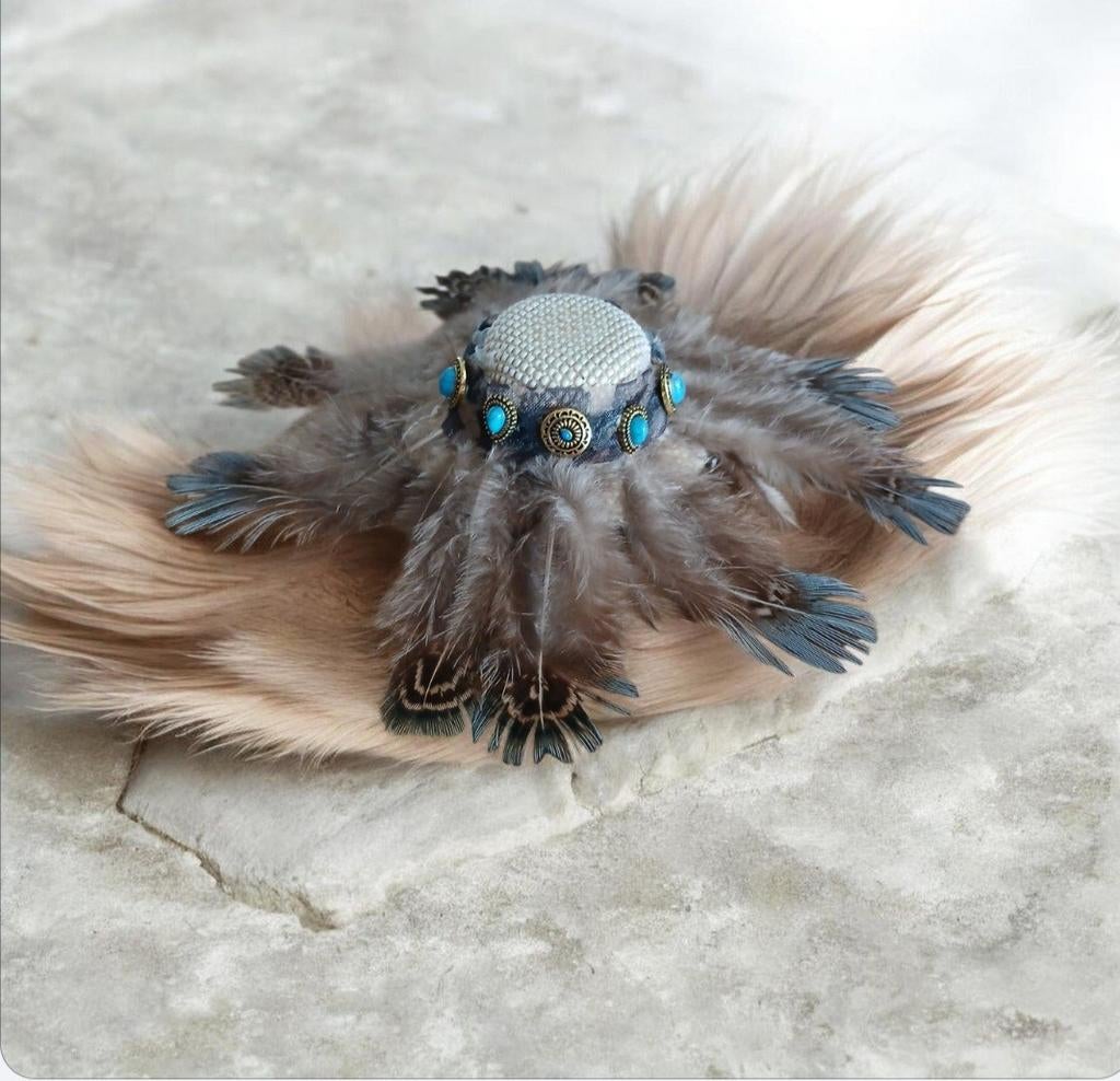 Handgemaakte Barbie hoed met veren en turquoise, Ophalen of Verzenden, Nieuw, Barbie