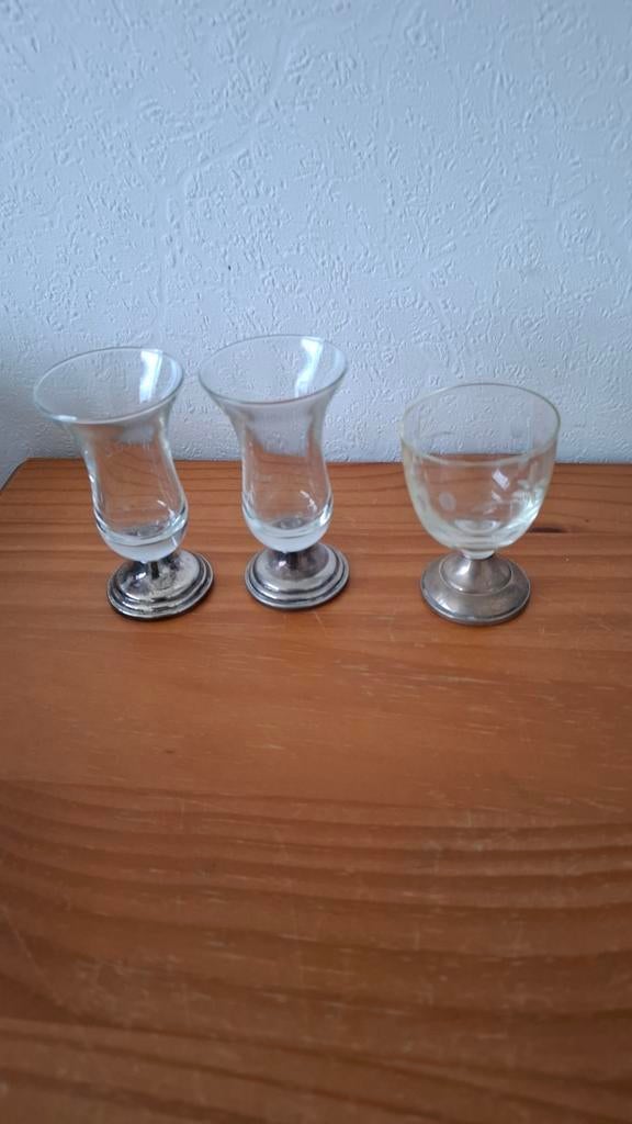 Borrelglaasjes op zilveren voet (set van 3), Verzamelen, Glas en Borrelglaasjes, Ophalen of Verzenden, Zo goed als nieuw, Borrel- of Shotglas