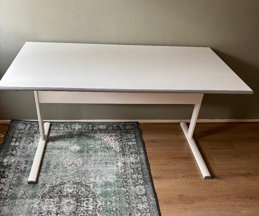 Bureau wit. 140/70 cm, Huis en Inrichting, Ophalen, Demontabel, Gebruikt, Spaanplaat of MDF