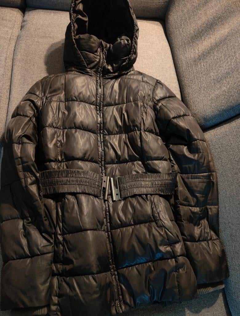 Zwarte dames winterjas, Kleding | Dames, Jassen | Winter, Benetton, Zwart, Ophalen of Verzenden, Zo goed als nieuw