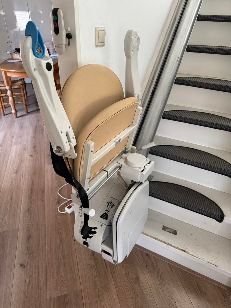 Zeer nette traplift 14 trap trede, Diversen, Trapliften, Ophalen, Zo goed als nieuw, Recht