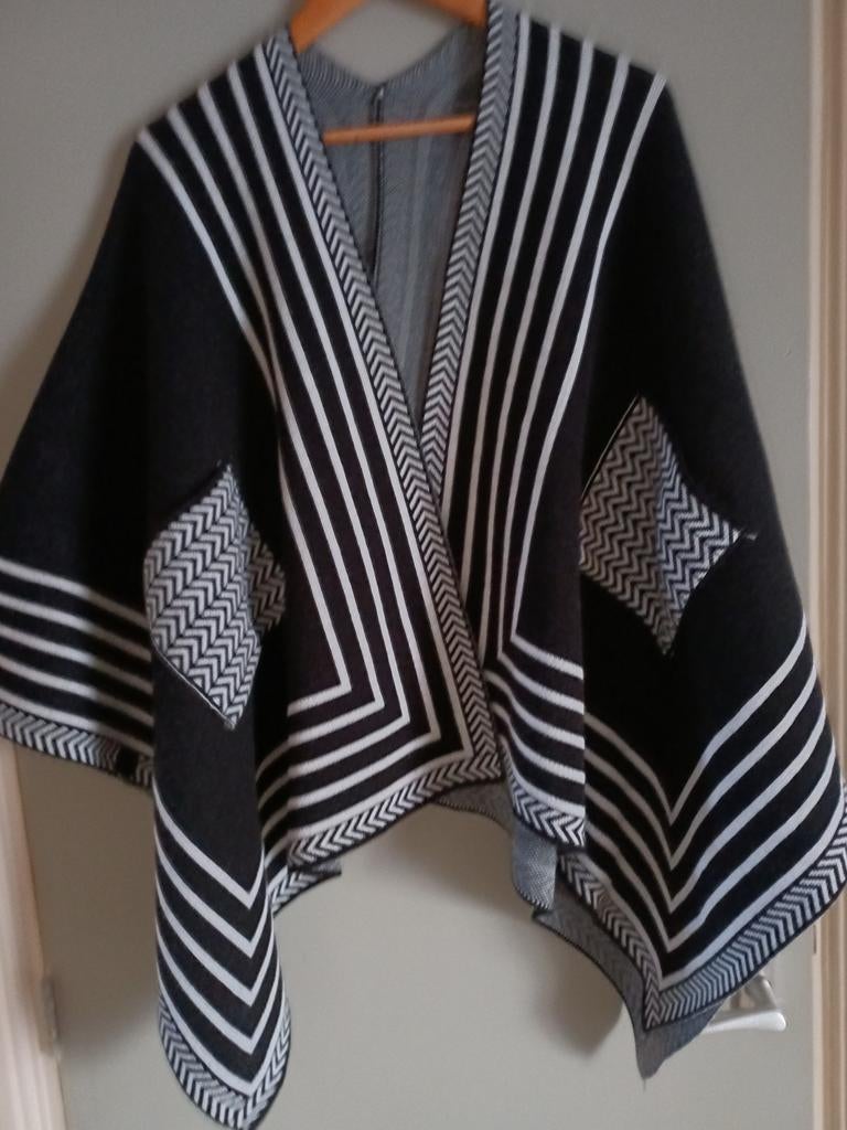 PONCHO, Ophalen of Verzenden, Nieuw, Maat 38/40 (M), Zwart
