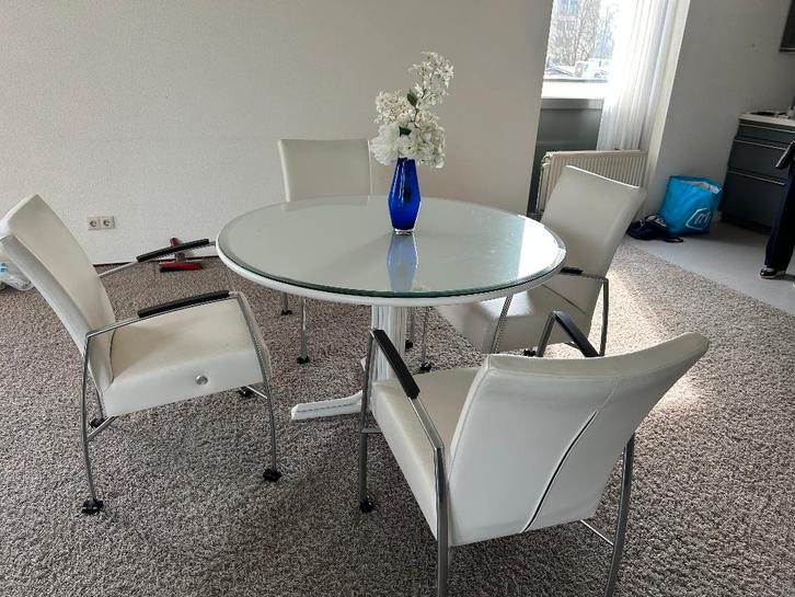 Moderne ronde eettafel met leer beklede stoelen, Huis en Inrichting, Tafels | Eettafels, Zo goed als nieuw, 100 tot 150 cm, 100 tot 150 cm