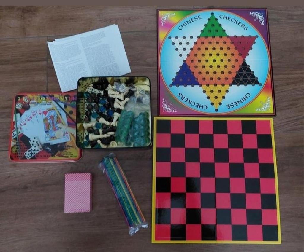 Blik met diverse spellen zoals schakken dammen domino, Hobby en Vrije tijd, Gezelschapsspellen | Bordspellen, Ophalen of Verzenden