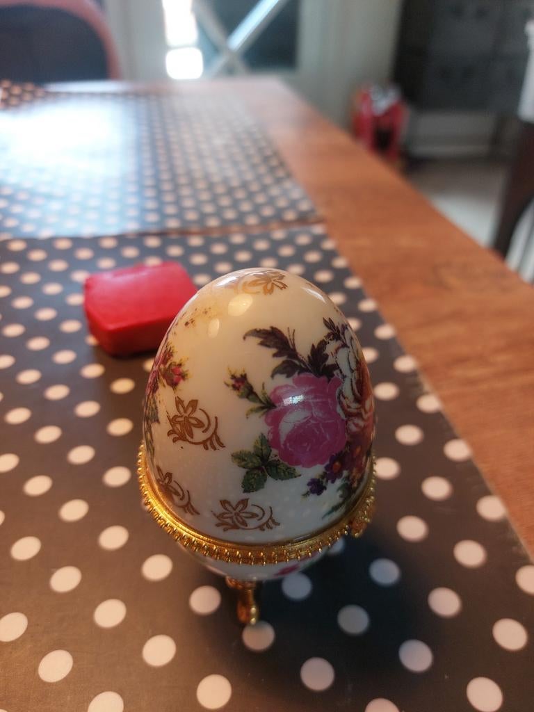 Faberge-stijl porseleinen ei, 10 cm hoog, met bloemmotief, Antiek en Kunst, Antiek | Porselein, Ophalen of Verzenden