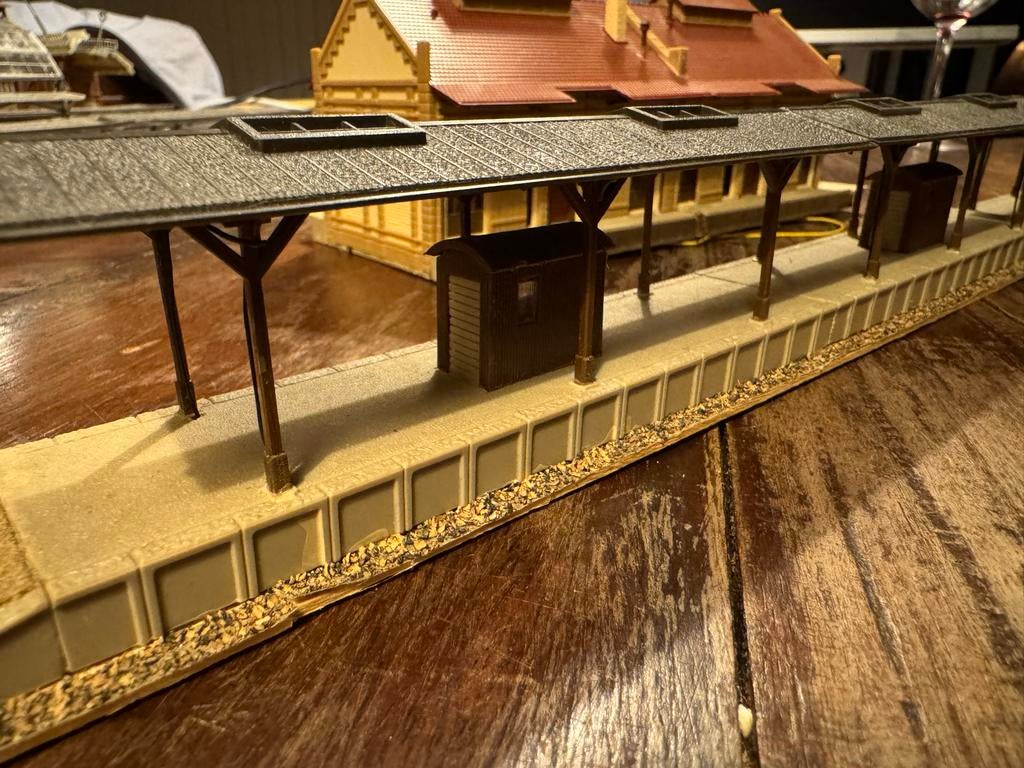 Modelspoorweg Station met Perron - Gebruikt, Hobby en Vrije tijd, Overige merken, Gebruikt, Gelijkstroom of Wisselstroom, Brug, Tunnel of Gebouw