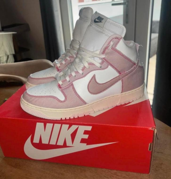 Nike Dunk High 1985 'Barely Rose Denim' maat 42,5, Kleding | Dames, Schoenen, Zo goed als nieuw, Sneakers of Gympen, Roze, Ophalen of Verzenden