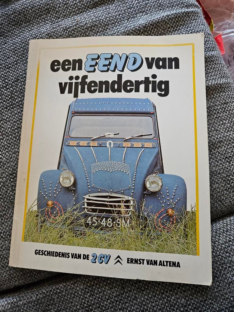 2CV Een Eend van Vijfenveertig - Geschiedenis van de 2CV, Ophalen of Verzenden