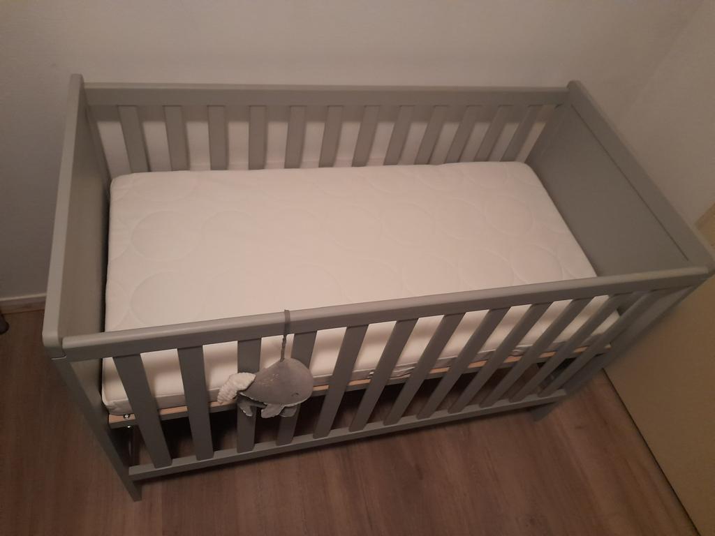Grijz kinderbedje, Kinderen en Baby's, 70 tot 85 cm, Ophalen of Verzenden, Zo goed als nieuw, Minder dan 140 cm