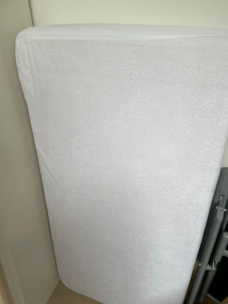 Houten ledikantje 1.20x0.60m - voor jongen of meisje, Kinderen en Baby's, Babywiegjes en Ledikanten, Zo goed als nieuw, Ledikant