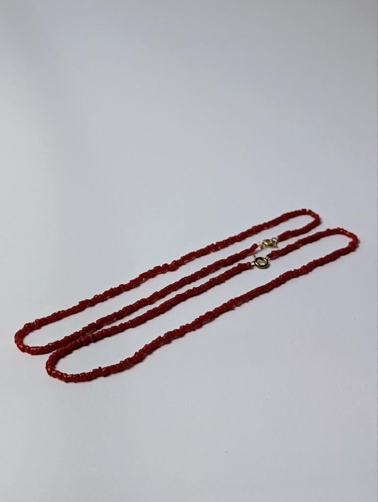 2 Bloedkoraal Chokers met Gouden Sluiting, Sieraden, Tassen en Uiterlijk, Kettingen, Gebruikt, Ophalen of Verzenden, Met edelsteen