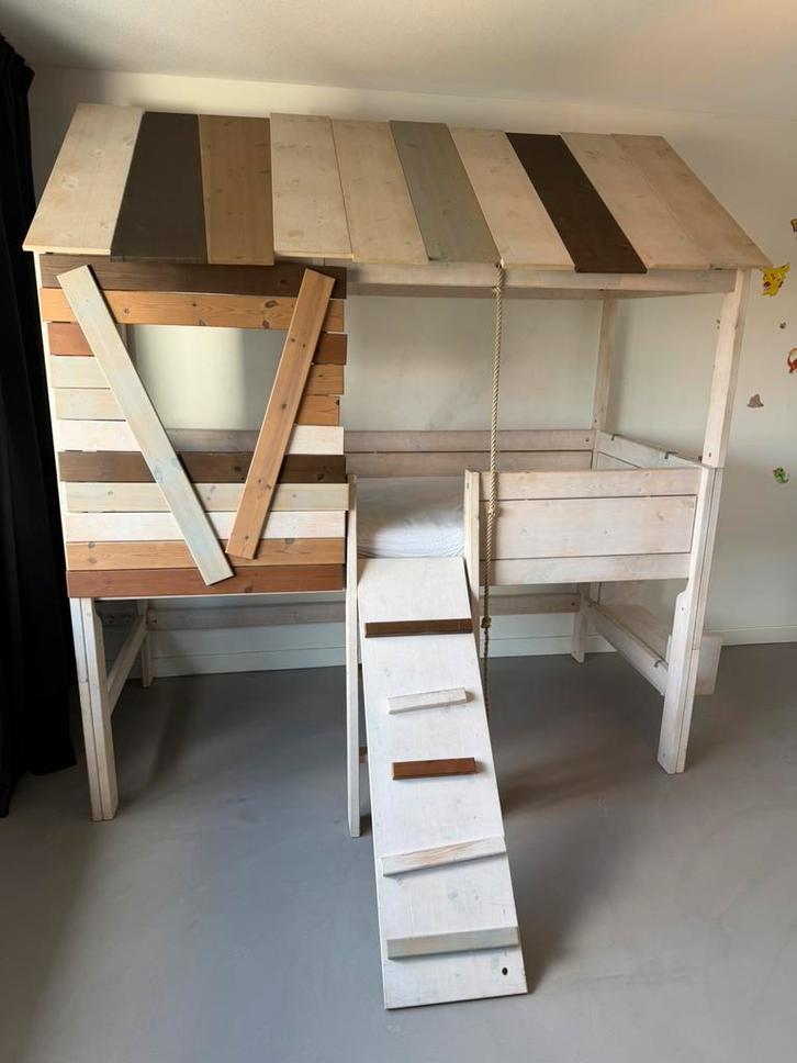Boomhutbed / Huisbed kind met glijplank + matras, Kinderen en Baby's, Kinderkamer | Stapelbedden en Hoogslapers, Zo goed als nieuw