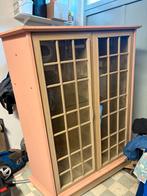 Vintage Kast met Glazen Deuren - Roze/Hout, Huis en Inrichting, Kasten | Vitrinekasten, Ophalen, Gebruikt, 100 tot 150 cm, 150 tot 200 cm